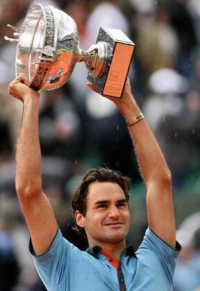 Roger Federer (Schweiz) mit der lang ersehnten Trophäe bei der Siegerehrung - er gewinnt die French Open 2009 -  Tennis Herren French Open 2009, ATP Tour, Grand Slam, Finale, Einzelbild Roland Garros Paris Freude,