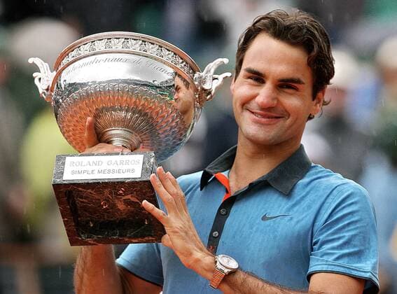 Roger Federer (Schweiz) - French Open Sieger 2009 präsentiert die Trophäe -  Tennis Herren French Open 2009, Grand Slam, ATP Tour, Vdig, Finale Einzelbild Roland Garros Paris Freude,