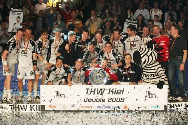THW Kiel feiert das Double 2009, h.v.li.: Filip Jicha, Christian Zeitz, Marcus Ahlm, Kim Andersson, Andreas Palicka, Daniel Wessig, Börge Lund, Stefan Lövgren, Nikola Karabatic, Vid Kavticnik, Thierry Omeyer, Alfred Gislason, Mitte: Igor Anic... Handball 1. BL Herren Saison 2008 2009, Aufmacher, Vdig, quer, Sieg, Sieger, Meister, Deutsche Meisterschaft, Feier,feiern Totale Kiel Begeisterung, Freude,