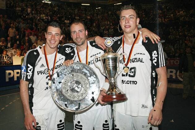 Vid Kavticnik (Mitte), Filip Jicha (re.) und Dominik Klein (beide Kiel) feiern die deutsche Meisterschaft sowie den DHB Pokalsieg 2009 Handball 1. BL Herren Saison 2008 2009, THW Kiel Gruppe Kiel Begeisterung, Freude,
