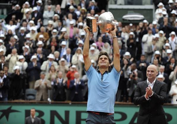 Roger Federer (Schweiz) gewinnt die French Open 2009, dahinter Andre Agassi (USA) Tennis Herren French Open 2009, Grand Slam, Finale, ATP Tour Gruppe Roland Garros Paris Glück Begeisterung, Freude,