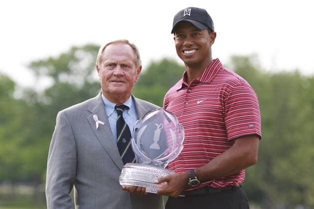 Gastgeber Jack Nicklaus (li.) und Sieger Tiger Woods (beide USA) bei der Siegerehrung des Memorial Tournaments 2009 - (Icon4390906074609) Golf Herren Memorial Tournament 2009, PGA Tour, Gruppe Dublin Freude, EDITORIAL USE ONLY