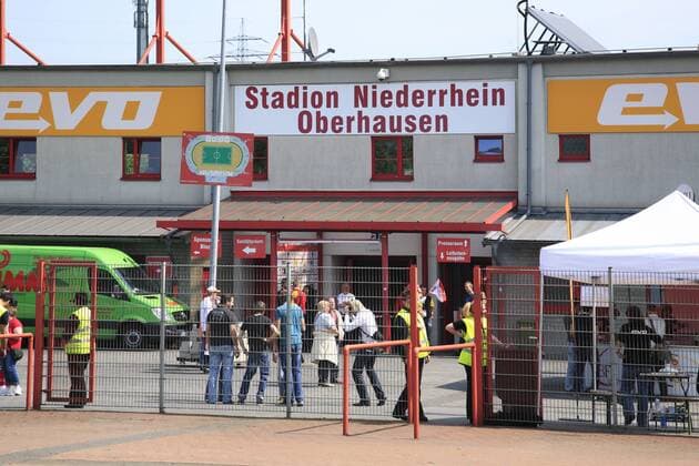 Fußball, Stadiongeschichte Rot-Weiß Oberhausen Eingang zum Stadion Niederrhein - Heimspielstätte von Rot Weiß Oberhausen Fußball 2. BL Herren Saison 2008 2009, RWO, RW Totale Oberhausen