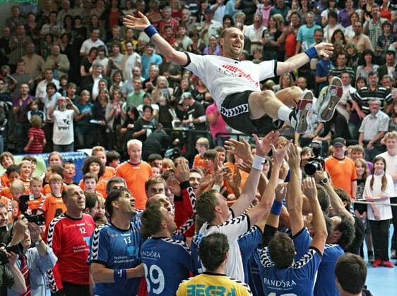 Christian Schwarzer (Deutschland) wird nach seinem Abschiedsspiel von Kollegen gefeiert Handball Herren Christian Schwarzers Abschiedsspiel 2009, Abschied, Verabschiedung, Totale Homburg Glück, Höhe, Freude, Begeisterung,