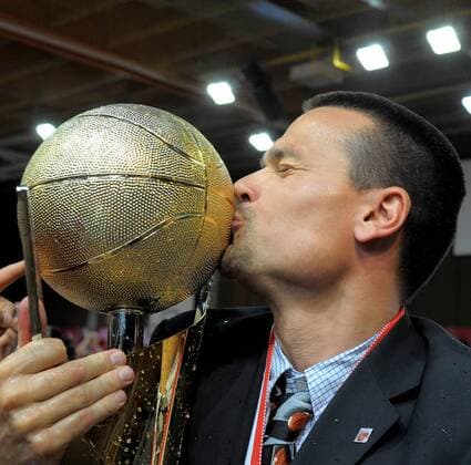 Trainer Raoul Korner (Wels) - Österreichischer Meister - küsst die Trophäe -  Basketball Herren ABL 2008 2009, Admiral Bundesliga, 1. Liga, WBC Wels Einzelbild Wels Glück, Freude, Begeisterung,