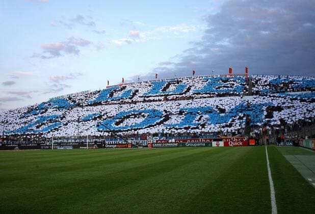 Fußball, Stadiongeschichte Olympique Marseille Allez L OM - Fans von Olympique Marseille unterstützen ihr Team mit einer Choreographie -  (pan32253) Fußball Herren Ligue 1 2008 2009, 1. Französische Liga, Olympique de Marseille, OM Totale o0 Stade Velodrome Marseille