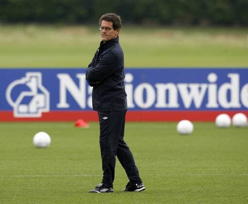 Nationaltrainer Fabio Capello (England) - EDITORIAL USE ONLY. No use with unauthorised audio, video, data, fixture lists, club league logos or live services. Online in-match use limited to 120 images, no video emulation. No use in betting, games or single club league player publications. Fußball Herren Nationalteam 2009, Training Einzelbild London Nachdenklichkeit,