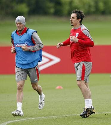 Gary Neville (re.) und David Beckham (beide England) - EDITORIAL USE ONLY. No use with unauthorised audio, video, data, fixture lists, club league logos or live services. Online in-match use limited to 120 images, no video emulation. No use in betting, games or single club league player publications. Fußball Herren Nationalteam 2009, Training Gruppe London