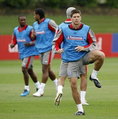 Steven Gerrard (England, vorn) - EDITORIAL USE ONLY. No use with unauthorised audio, video, data, fixture lists, club league logos or live services. Online in-match use limited to 120 images, no video emulation. No use in betting, games or single club league player publications. Fußball Herren Nationalteam 2009, Training Einzelbild London