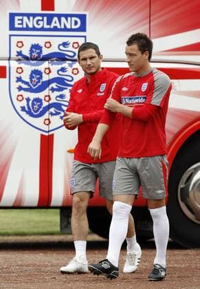 Frank Lampard (li.) und John Terry (beide England) - EDITORIAL USE ONLY. No use with unauthorised audio, video, data, fixture lists, club league logos or live services. Online in-match use limited to 120 images, no video emulation. No use in betting, games or single club league player publications. Fußball Herren Nationalteam 2009, Training Gruppe London Nachdenklichkeit,