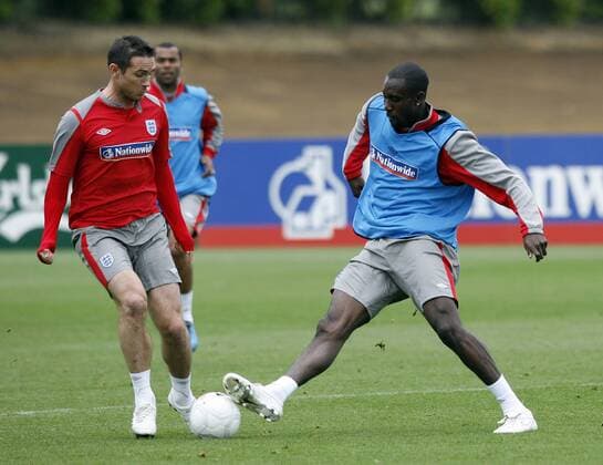 Carlton Cole (re.) gegen Frank Lampard (beide England) - EDITORIAL USE ONLY. No use with unauthorised audio, video, data, fixture lists, club league logos or live services. Online in-match use limited to 120 images, no video emulation. No use in betting, games or single club league player publications. Fußball Herren Nationalteam 2009, Training Gruppe London Dynamik,