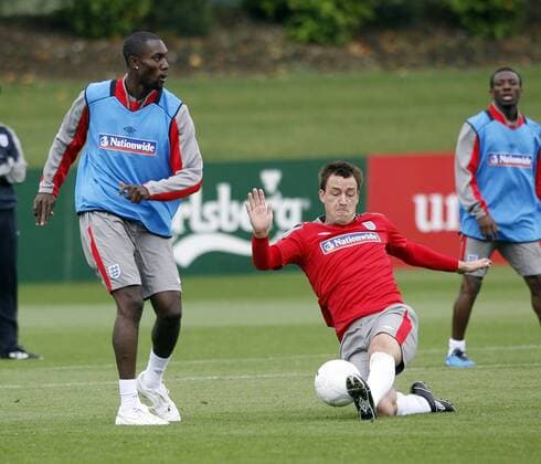 John Terry (re.) gegen Carlton Cole (beide England) - EDITORIAL USE ONLY. No use with unauthorised audio, video, data, fixture lists, club league logos or live services. Online in-match use limited to 120 images, no video emulation. No use in betting, games or single club league player publications. Fußball Herren Nationalteam 2009, Training Gruppe London Dynamik,
