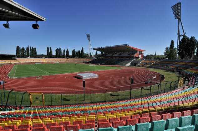 Leerer Friedrich Ludwig Jahn Sportpark in Berlin Prenzlauer Berg - Mehrzweckstadion für Fußball-, American Football- und Leichtathletikveranstaltungen -  (ZUMAcd6) Fußball Herren Stadion 2009, Leichtathletik, American Football Totale Jahnsportpark Berlin