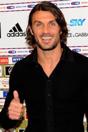 Paolo Maldini verabschiedet sich nach 902 Spielen und 12 Jahren als Kapitän des AC Mailand von der Fußballbühne -  Fußball Herren Serie A 2008 2009, 1. Italienische Liga, Milan, Pressekonferenz, Pressetermin, Karriere Ende Einzelbild o0 Karriereende, Ende Karriere Mailand Freude,
