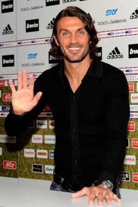 Paolo Maldini verabschiedet sich nach 902 Spielen und 12 Jahren als Kapitän des AC Mailand von der Fußballbühne -  Fußball Herren Serie A 2008 2009, 1. Italienische Liga, Milan, Pressekonferenz, Pressetermin, Karriere Ende Einzelbild o0 Karriereende, Ende Karriere Mailand Freude,