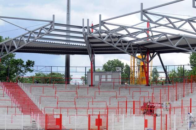 Erste Dachplatten auf der neuen Dachkonstruktion in der Kurve an der Wuhleseite im Stadion An der Alten Försterei - Heimspielstätte von Union Berlin Fußball 2. BL Herren 3. Liga 2008 2009, 1. FC Union Berlin, Bau, Baustelle, Bauarbeiten, Stadionbau, Stadionumbau, Umbau Totale Alte Försterei Berlin