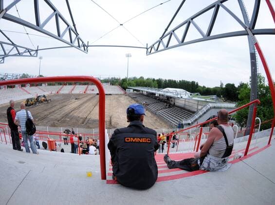Arbeiter der Dachbaufirma Omnec, welche für die Montage des neuen Dachs im Stadion An der Alten Försterei - Heimspielstätte von Union Berlin - zuständig sind, machen eine Pause Fußball 2. BL Herren 3. Liga 2008 2009, 1. FC Union Berlin, Bau, Baustelle, Bauarbeiten, Stadionbau, Stadionumbau, Umbau Totale Alte Försterei Berlin