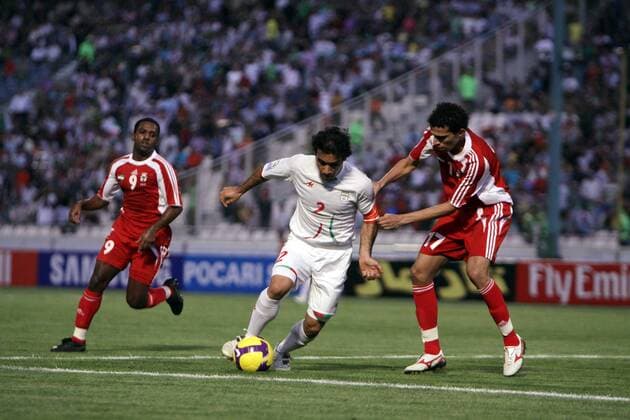 Mehdi Mahdavikia (Iran, li.) gegen Waleed Abbas (Vereinigte Arabische Emirate) -  (IRN20090610105) Fußball Länderspiel Herren WM Qualifikation 2009, Nationalmannschaft, Nationaltrikot, Iran - Vereinigte Arabische Emirate 1:0 Gruppe Teheran Dynamik,