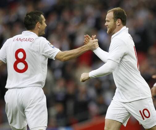 Wayne Rooney (re.) und Frank Lampard (beide England) - Torjubel - EDITORIAL USE ONLY. No use with unauthorised audio, video, data, fixture lists, club league logos or live services. Online in-match use limited to 120 images, no video emulation. No use in betting, games or single club league player publications. Fußball Länderspiel Herren WM Qualifikation 2009, Nationalteam, Nationaltrikot, England Gruppe London Freude,