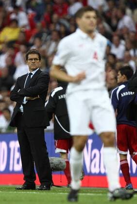Nationaltrainer Fabio Capello (hi.) schaut zu Steven Gerrard (beide England) -  Fußball Länderspiel Herren WM Qualifikation 2009, Nationalmannschaft Gruppe London