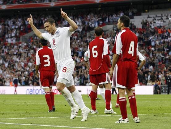 Frank Lampard (England, li.) - Torjubel - EDITORIAL USE ONLY. No use with unauthorised audio, video, data, fixture lists, club league logos or live services. Online in-match use limited to 120 images, no video emulation. No use in betting, games or single club league player publications. Fußball Länderspiel Herren WM Qualifikation 2009, Nationalteam, Nationaltrikot, England - Andorra 6:0 Gruppe London Freude,