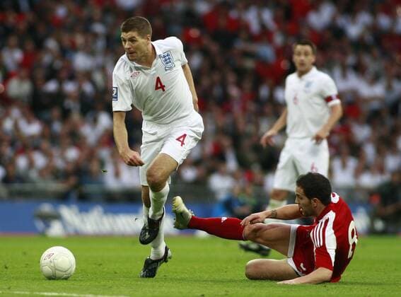 Steven Gerrard (England, li.) gegen Marcio Vieira (Andorra) - EDITORIAL USE ONLY. No use with unauthorised audio, video, data, fixture lists, club league logos or live services. Online in-match use limited to 120 images, no video emulation. No use in betting, games or single club league player publications. Fußball Länderspiel Herren WM Qualifikation 2009, Nationalteam, Nationaltrikot, England - Andorra 6:0 Gruppe London Dynamik,