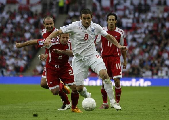 Frank Lampard (England, Mitte) gegen Josep Manuel Ayala (Andorra, 2) - EDITORIAL USE ONLY. No use with unauthorised audio, video, data, fixture lists, club league logos or live services. Online in-match use limited to 120 images, no video emulation. No use in betting, games or single club league player publications. Fußball Länderspiel Herren WM Qualifikation 2009, Nationalteam, Nationaltrikot, England - Andorra 6:0 Gruppe London Dynamik,