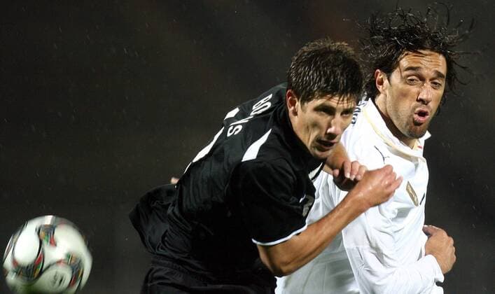 Andrew Boyens (Neuseeland, li.) gegen Luca Toni (Italien) -  Fußball Länderspiel Herren Freundschaftsspiel 2009, Test, Testspiel, Nationalteam, Nationaltrikot, Italien - Neuseeland 4:3 Gruppe Pretoria o0 Tshwane Dynamik,