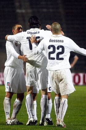 Torjubel Italien, v.li.: Angelo Palombo, Vincenzo Iaquinta und Andrea Dossena -  Fußball Länderspiel Herren Freundschaftsspiel 2009, Test, Testspiel, Nationalteam, Nationaltrikot Gruppe Pretoria o0 Tshwane Freude,