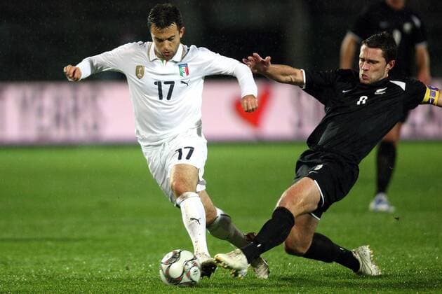 Giuseppe Rossi (Italien, li.) gegen Tim Brown (Neuseeland) -  Fußball Länderspiel Herren Freundschaftsspiel 2009, Test, Testspiel, Nationalteam, Nationaltrikot, Italien - Neuseeland 4:3 Gruppe Pretoria o0 Tshwane Dynamik,