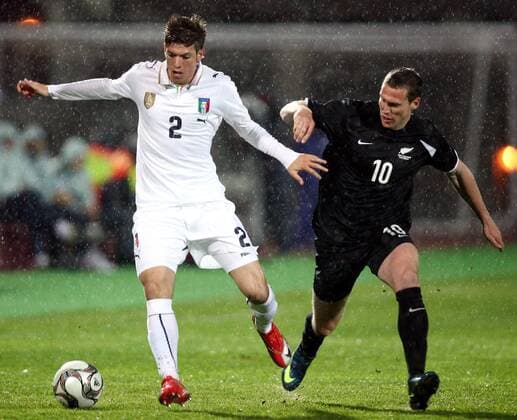 Davide Santon (Italien, li.) gegen Christopher Killen (Neuseeland) -  Fußball Länderspiel Herren Freundschaftsspiel 2009, Test, Testspiel, Nationalteam, Nationaltrikot, Italien - Neuseeland 4:3 Gruppe Pretoria o0 Tshwane Dynamik,