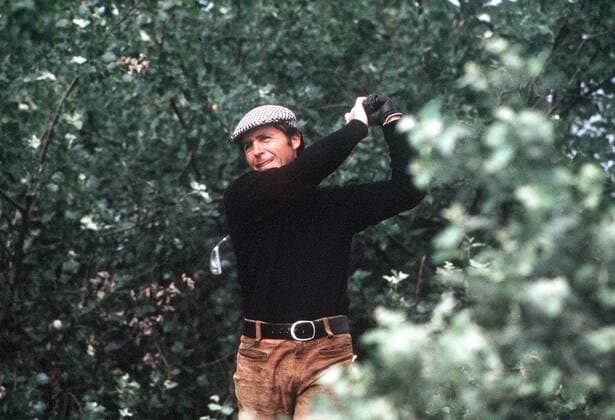 Gary Player (Südafrika) im tiefstem Rough -  Golf Herren The British Open Championship 1974, PGA European Tour Einzelbild Royal Lytham and St. Annes Golfclub, Club