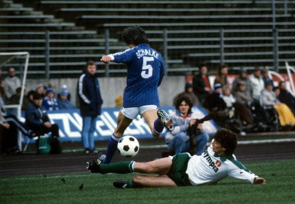 Norbert Siegmann (Bremen, re.) im Duell Fußball 1. BL Herren Saison 1982 1983, FC Schalke 04 - SV Werder Bremen 0:2 Gruppe Gelsenkirchen Dynamik, Kampf,