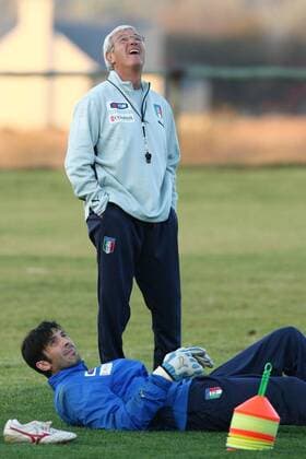 Nationaltrainer Marcello Lippi gut gelaunt neben Torwart Gianluigi Buffon (beide Italien) -  Fußball Herren Confed Cup 2009, Confederationscup, Konföderationencup, Konföderationen, Nationalteam Gruppe Pretoria o0 Tshwane Freude,