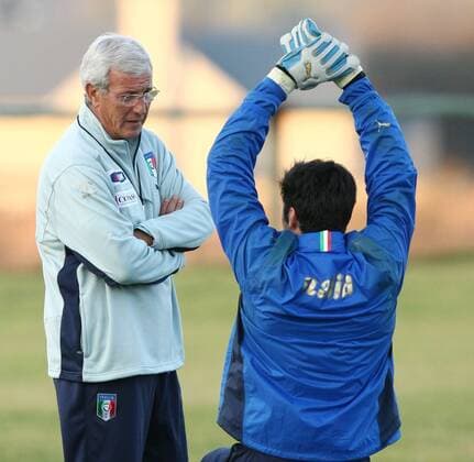 Nationaltrainer Marcello Lippi (li.) im Gespräch mit Torwart Gianluigi Buffon (beide Italien) -  Fußball Herren Confed Cup 2009, Confederationscup, Konföderationencup, Konföderationen, Nationalteam Gruppe Pretoria o0 Tshwane