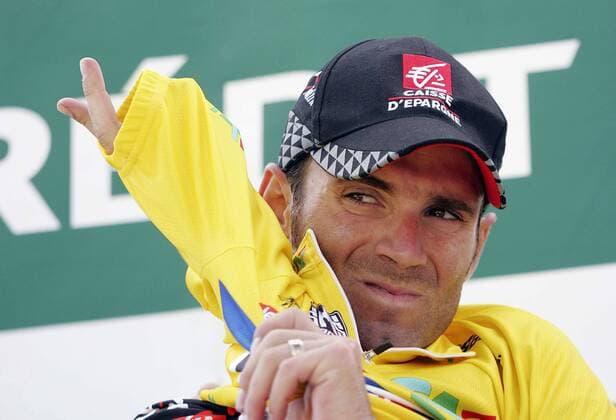 Alejandro Valverde (Spanien Caisse d Epargne) zieht sich das gelbe Trikot über Radsport Herren Criterium du Dauphine Libere 2009, Straße, Rad, Straßenradsport, ProTour Einzelbild 7. Etappe: Briancon - Saint Francois - Longchamps