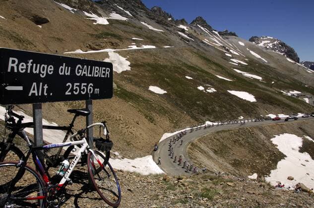 Höhenangabe des Col du Galibier am Rande des Criterium du Dauphine Libere 2009 -  Radsport Herren Criterium du Dauphine Libere 2009, Straßenradsport, Straße, Rad, ProTour Totale 7. Etappe: Briancon - Saint Francois Longchamp