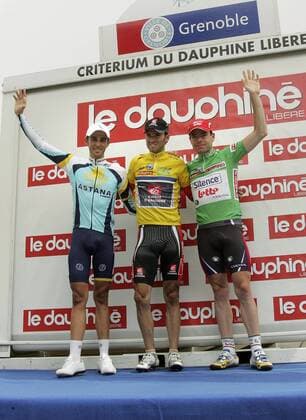 Siegerehrung des Criterium du Dauphine Libere 2009 - Gesamtsieger Alejandro Valverde (Caisse d Epargne, Mitte) zwischen dem zweitplazierten Alberto Contador (beide Spanien Astana, li.) und Cadel Evans (Australien Silence Lotto) Radsport Herren Criterium du Dauphine Libere 2009, Straße, Rad, Straßenradsport, Vdig o0 ProTour Gruppe 8. Etappe: Faverges - Grenoble Freude,