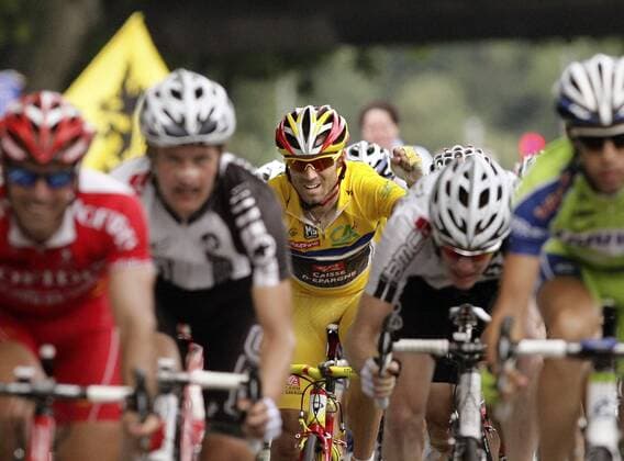 Alejandro Valverde (Spanien Caisse d Epargne, Mitte) während der 8. Etappe des Criterium du Dauphine Libere 2009 im gelben Trikot Radsport Herren Criterium du Dauphine Libere 2009, Straße, Rad, Straßenradsport, Vdig o0 ProTour Gruppe 8. Etappe: Faverges - Grenoble