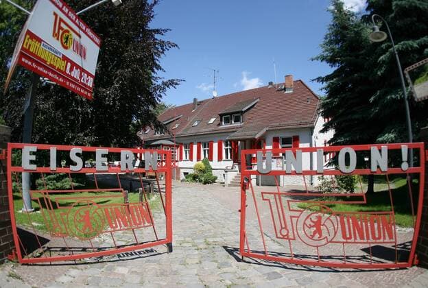 Eisernes Eingangstor vor der Vereinsgeschäftsstelle von Union Berlin Fußball 2. BL Herren 3. Liga 2008 2009, 1. FC Union Berlin, Fotostory Totale Forstamt, Alte Försterei Berlin