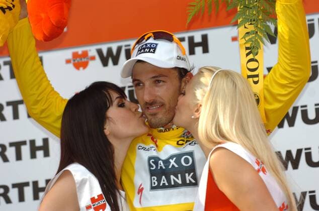 Fabian Cancellara (Schweiz Saxo Bank) nach der 3. Etappe der Tour de Suisse 2009 im gelben Trikot -  Radsport Herren Tour de Suisse 2009, Straßenradsport, Straße, Rad, ProTour, Vdig Gruppe 3. Etappe: Davos - Lumino Freude,