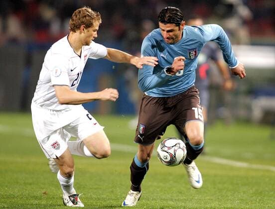 Vincenzo Iaquinta (Italien, re.) gegen Jonathan Spector (USA) -  Fußball Länderspiel Herren Confed Cup 2009, Nationalmannschaft, Nationaltrikot, Italien - USA Gruppe Pretoria o0 Tshwane Dynamik,