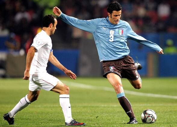 Fabio Grosso (Italien, re.) gegen Landon Donovan (USA) -  Fußball Länderspiel Herren Confed Cup 2009, Nationalteam, Nationaltrikot, USA - Italien, Vdig Gruppe Tshwane o0 Pretoria Dynamik,