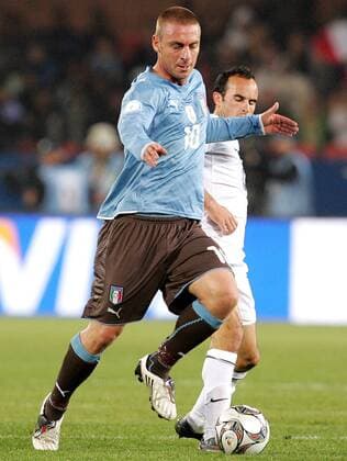 Daniele De Rossi (Italien, li.) gegen Landon Donovan (USA) -  Fußball Länderspiel Herren Confed Cup 2009, Nationalteam, Nationaltrikot, USA - Italien, Vdig Gruppe Tshwane o0 Pretoria Dynamik,