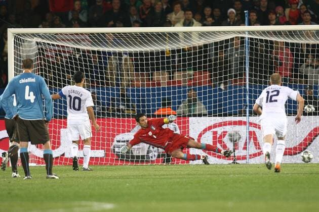 Landon Donovan (USA, li.) trifft gegen Torwart Ginaluigi Buffon (Italien) zum 1:0 -  Fußball Länderspiel Herren Confederations Cup 2009, Nationalmannschaft, Nationaltrikot Gruppe Pretoria o0 Tshwane