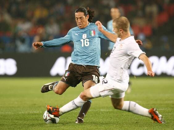 Mauro Camoranesi (Italien, li.) gegen Michael Bradley (USA) -  Fußball Länderspiel Herren Confed Cup 2009, Nationalmannschaft, Nationaltrikot, USA - Italien 1:3 Gruppe Pretoria o0 Tshwane Dynamik,