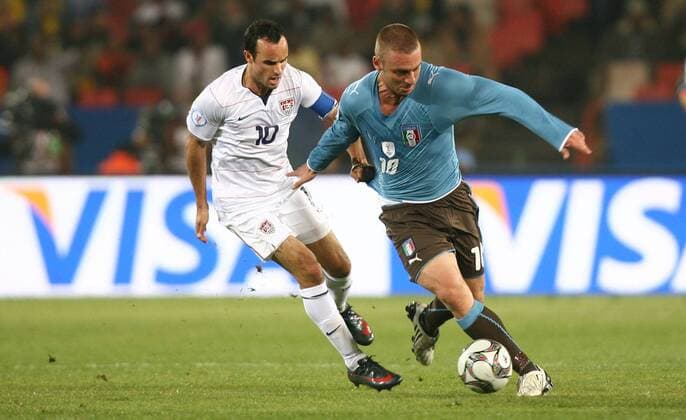 Daniele de Rossi (Italien, re.) gegen Landon Donovan (USA) -  Fußball Länderspiel Herren Confed Cup 2009, Nationalmannschaft, Nationaltrikot, USA - Italien 1:3 Gruppe Pretoria o0 Tshwane Dynamik,