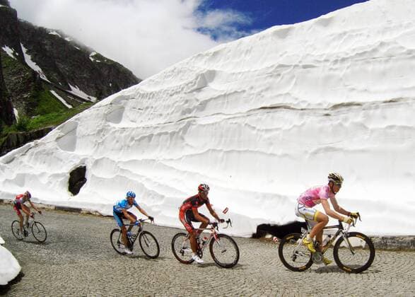 Tony Martin (Deutschland Columbia High Road, re.) führt das Feld vor einem schneebedeckten Felsen an Radsport Herren Tour de Suisse 2009, Straßenradsport, Straße, Rad, ProTour, Vdig Gruppe 4. Etappe: Biasca - Stäfa 