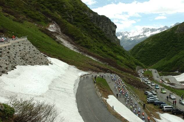 Peloton der Tour de Suisse 2009 während der 4. Etappe beim Anstieg am Gotthardpass -  Radsport Herren Tour de Suisse 2009, Straßenradsport, Straße, Rad, ProTour, Vdig Totale Gotthardpass 4. Etappe: Biasca - Stäfa