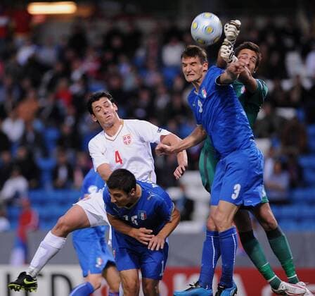 Gojko Kacar (Serbien U21, li.) gegen Marco Andreolli (2.v.re.), Torwart Andrea Consigli (re.) und Salvatore Bocchetti (alle Italien U21) Fußball Länderspiel Herren U 21 EM 2009, Länderspiel, U21, Junioren, Nationalteam, Nationaltrikot, Italien - Serbien 0:0 Gruppe Helsingborg Dynamik,